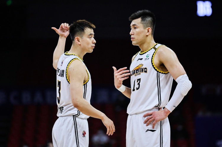 乐鱼app-后场双核有一个非要走？杨鸣：我尽量把他往回拉 但决定权不在我